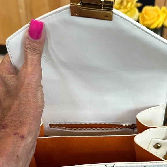 MCM White Victory Patch Viscetos Patricia Crossbody.  New with Dustbag - Picture 6 of 9